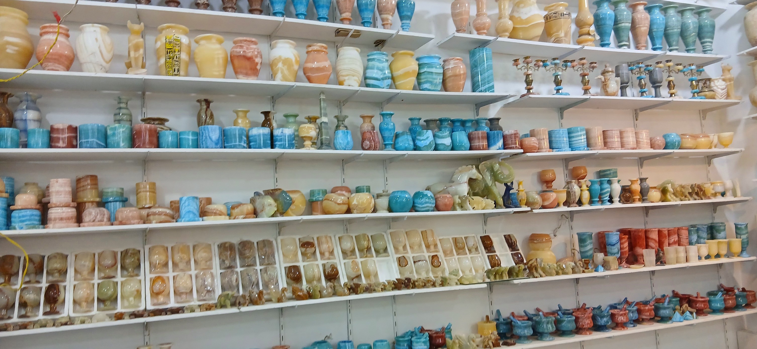 جانب من العرض البديع للسياح داخل معارض التحف والألباستر جانب من العرض البديع للسياح داخل معارض التحف والألباستر