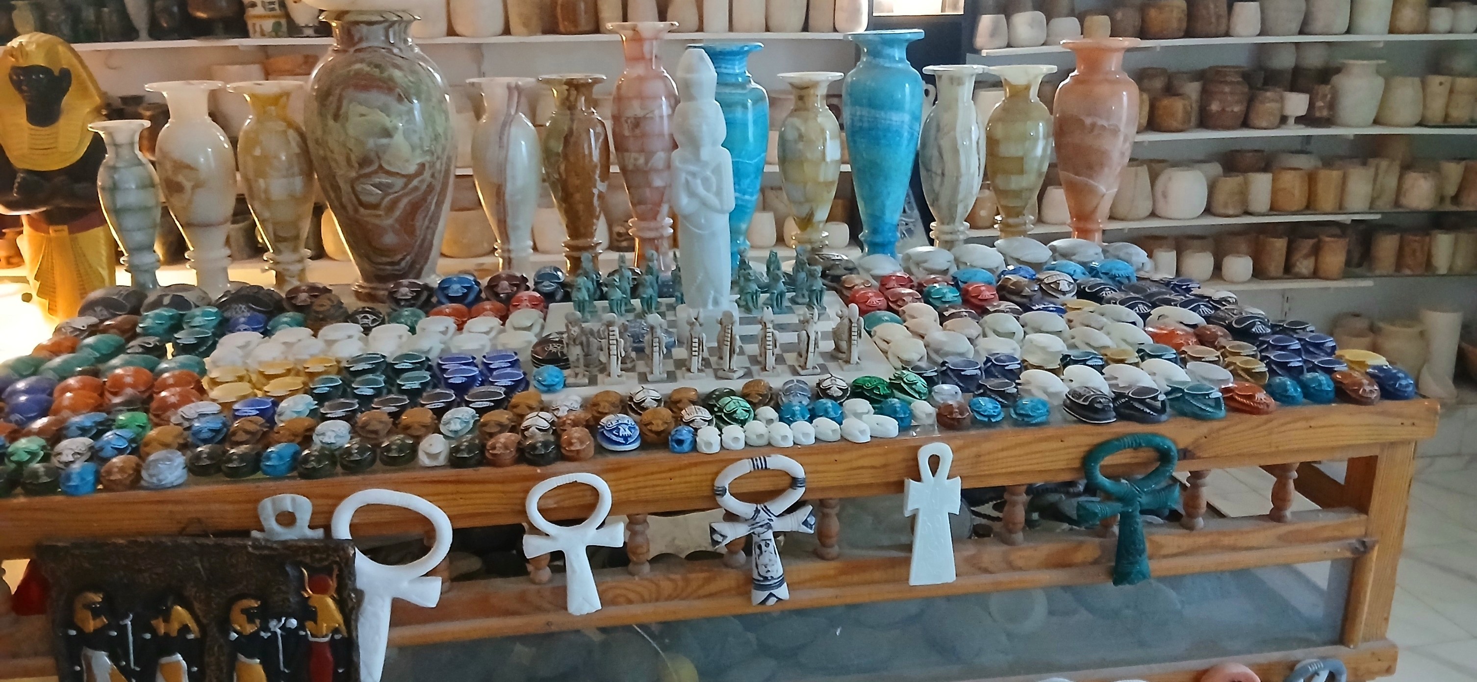 أشكال وأصناف مختلف من الهدايا داخل معارض التحف والألباستر أشكال وأصناف مختلف من الهدايا داخل معارض التحف والألباستر