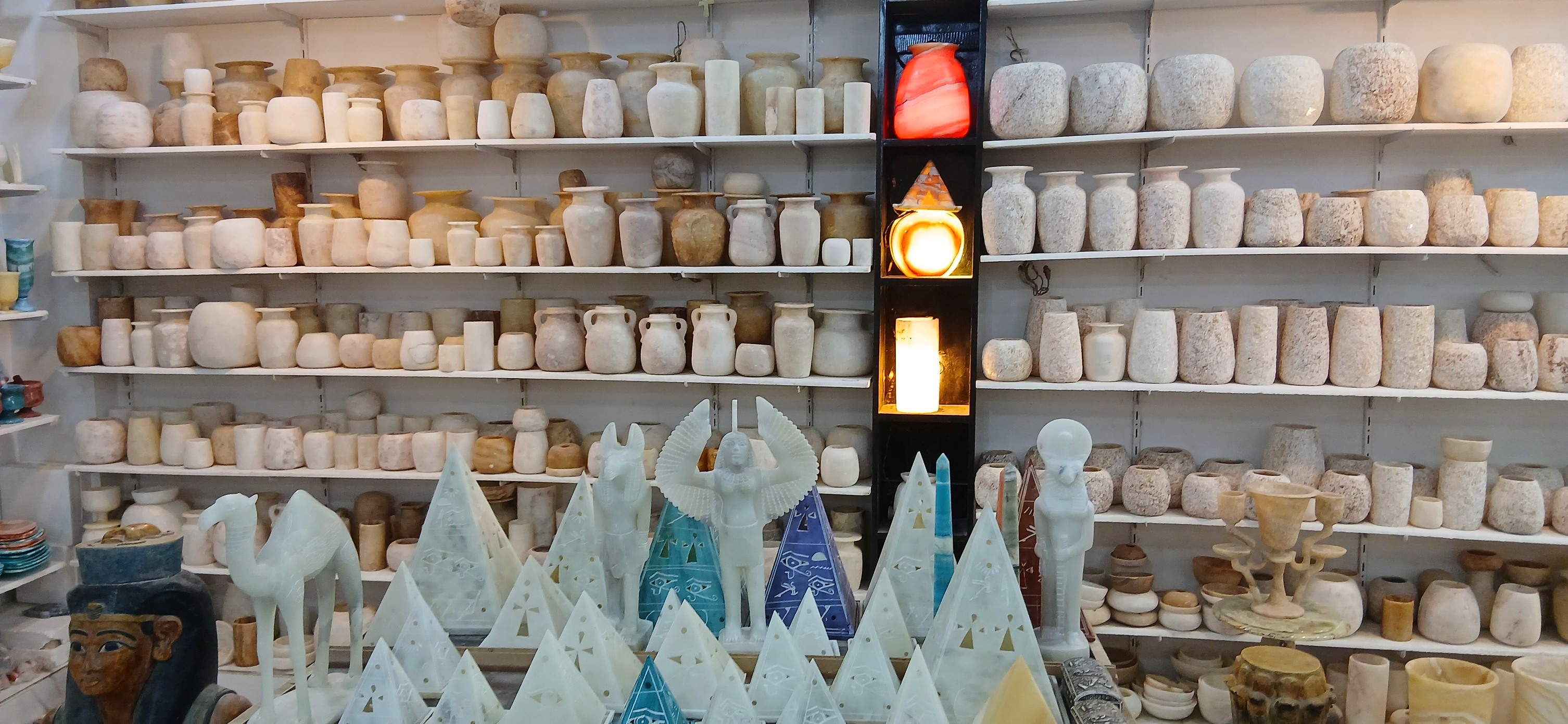 تنظيم وعرض بديع داخل معارض التحف والألباستر تنظيم وعرض بديع داخل معارض التحف والألباستر