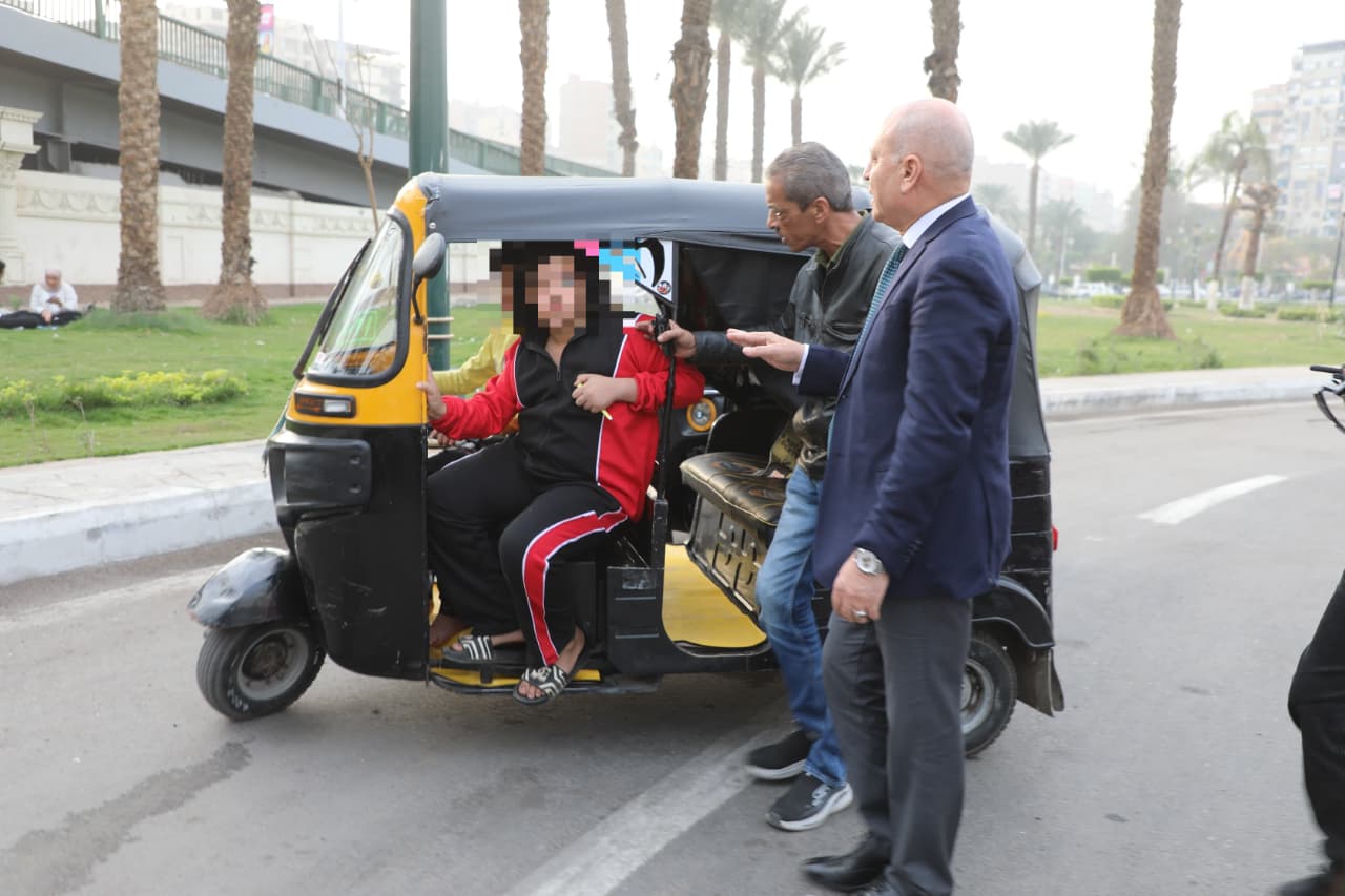 محافظ القاهرة يضبط تكاتك يقودها أطفال