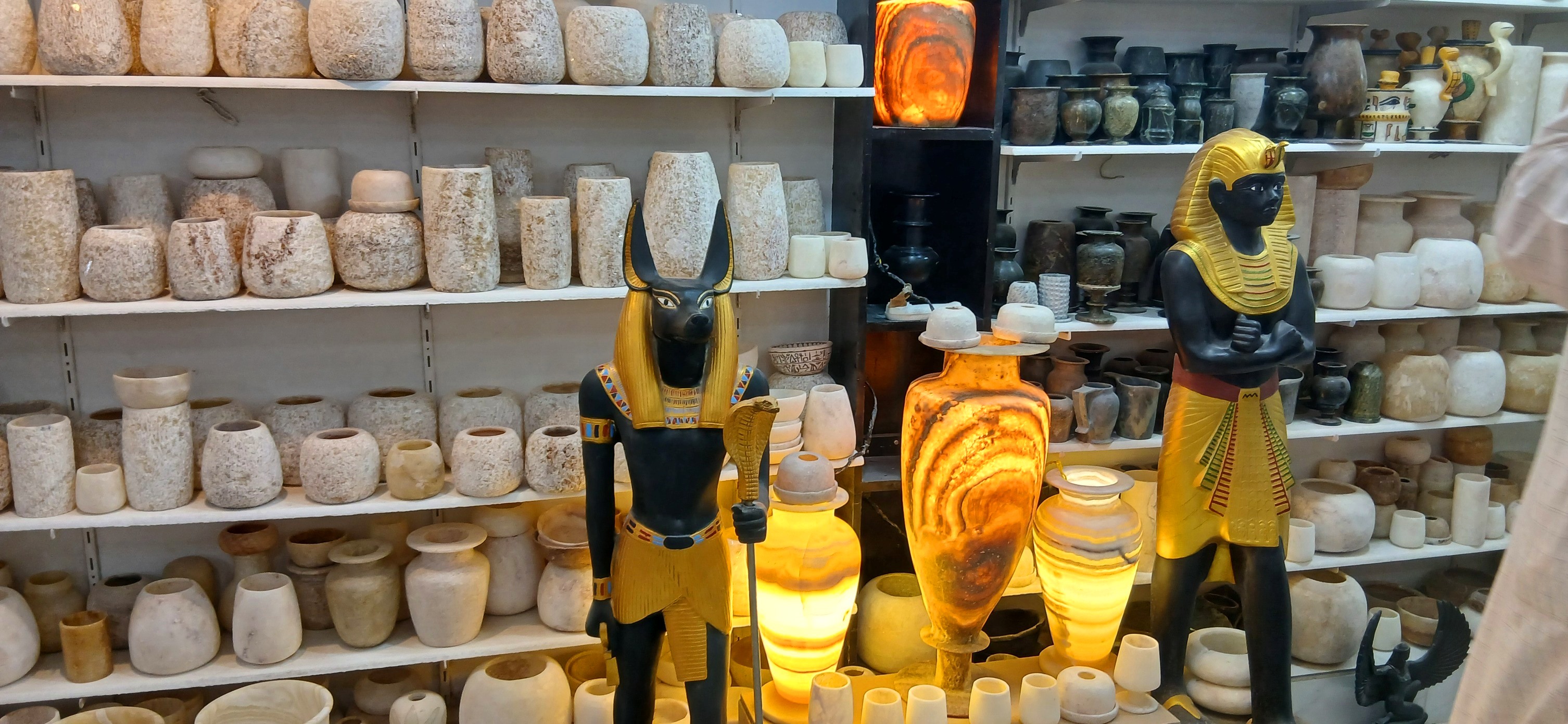 تماثيل متنوعة أمام السياح فى معارض التحف والألباستر تماثيل متنوعة أمام السياح فى معارض التحف والألباستر