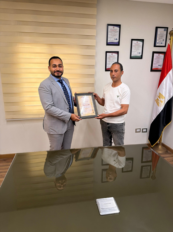 المواطن شريف بدر صاحب واقعة رفع علم دولة ألبانيا من على الأرض (5)