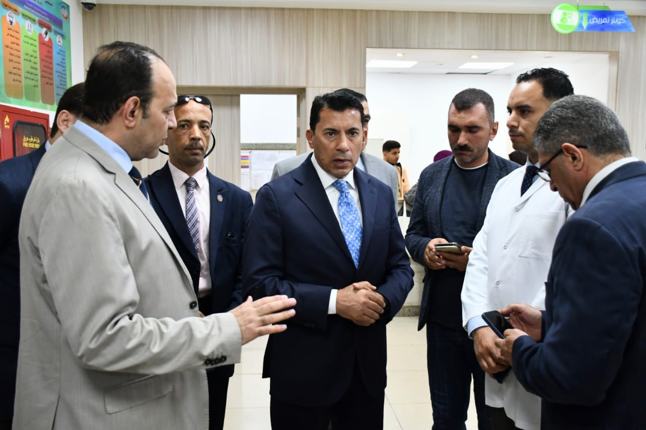 وزير الرياضة فى المستشفى