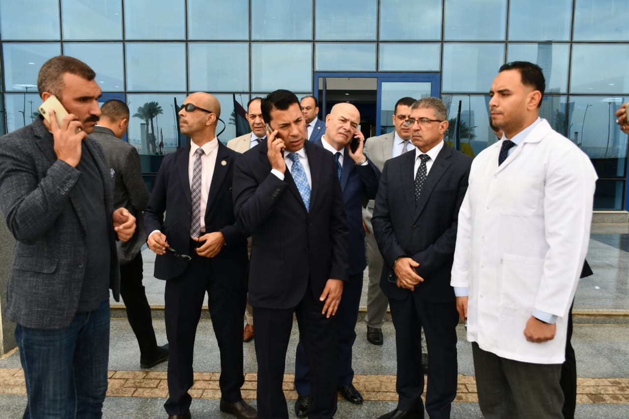 وزير الرياضة يطمئن على المصابين