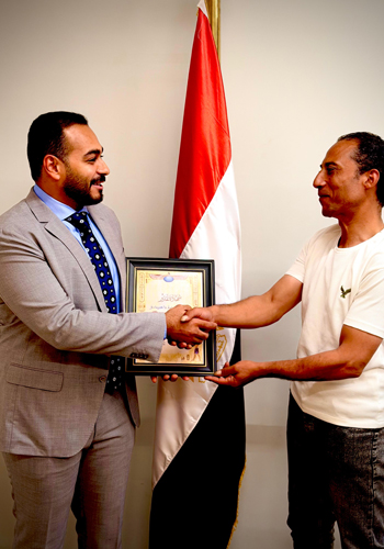 المواطن شريف بدر صاحب واقعة رفع علم دولة ألبانيا من على الأرض (3)