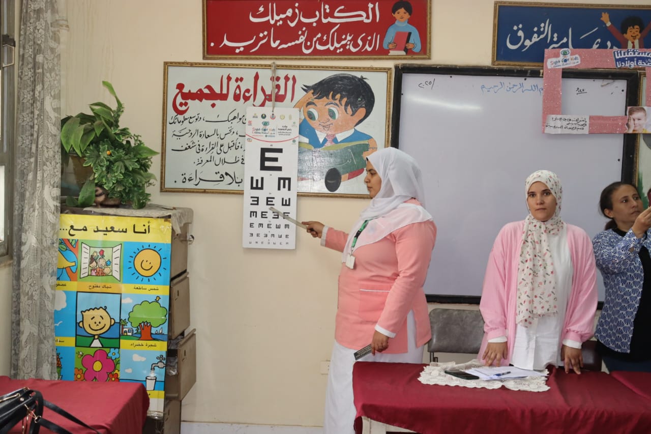 جانب من أعمال الفحص الطبي للعيون جانب من أعمال الفحص الطبي للعيون