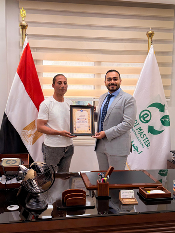 المواطن شريف بدر صاحب واقعة رفع علم دولة ألبانيا من على الأرض (4)