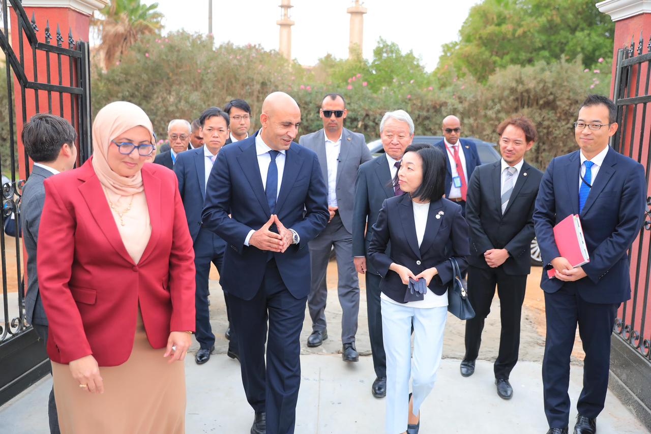 وزير التعليم مع الأميرة أكيكو اليابانية في زيارة لمدرسة مصرية يابانية