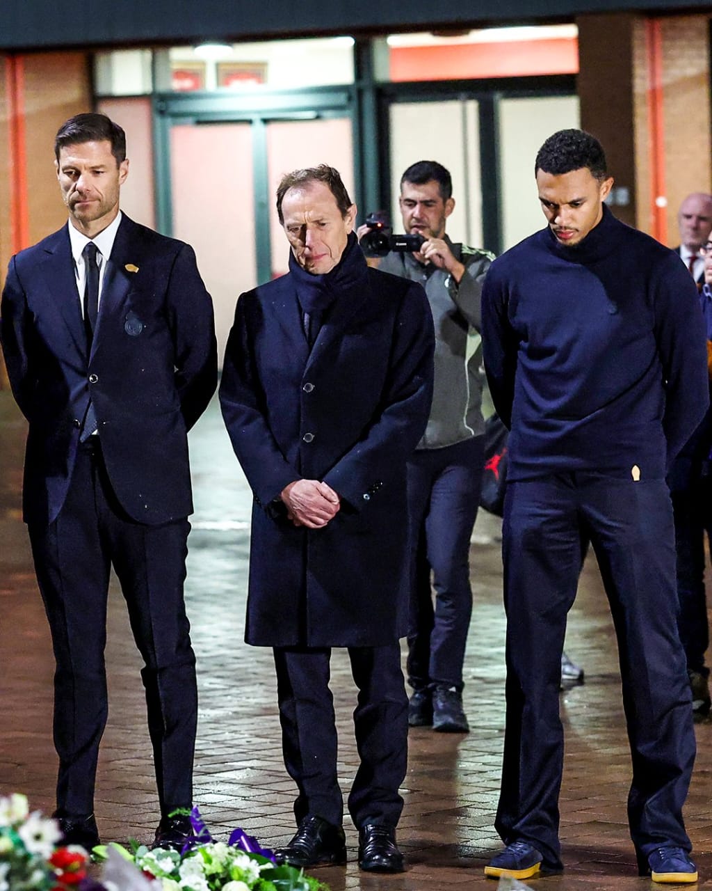 ألونسو مدرب ريال مدريد وأرنولد في تأبين جوتا