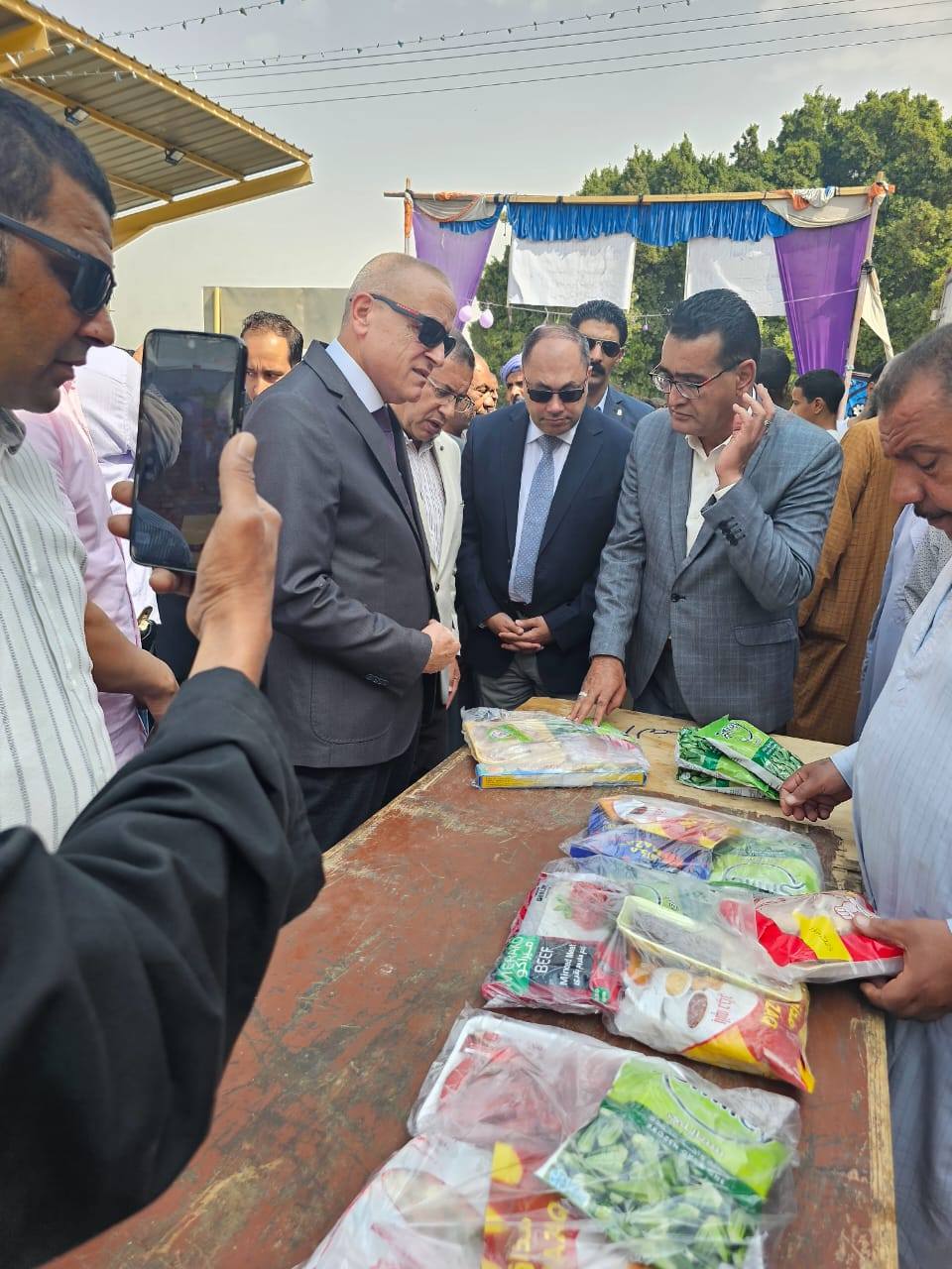 جولة المحافظ فى سوق اليوم الواحد رقم (39) بقرية الشغب بإسنا