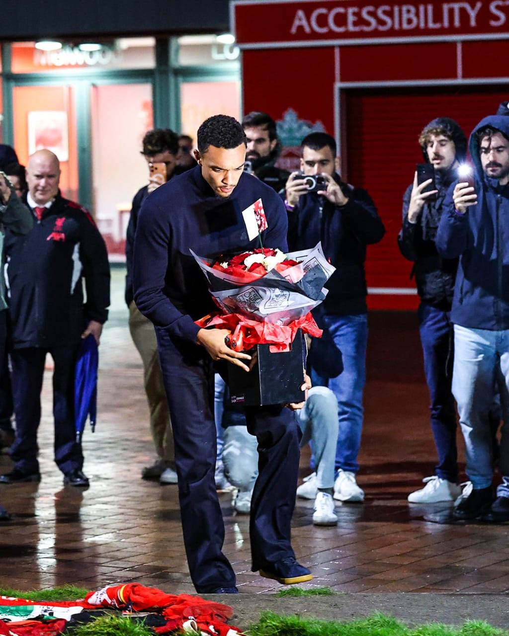 أرنولد يضع بوكيه من الورود لتأبين جوتا