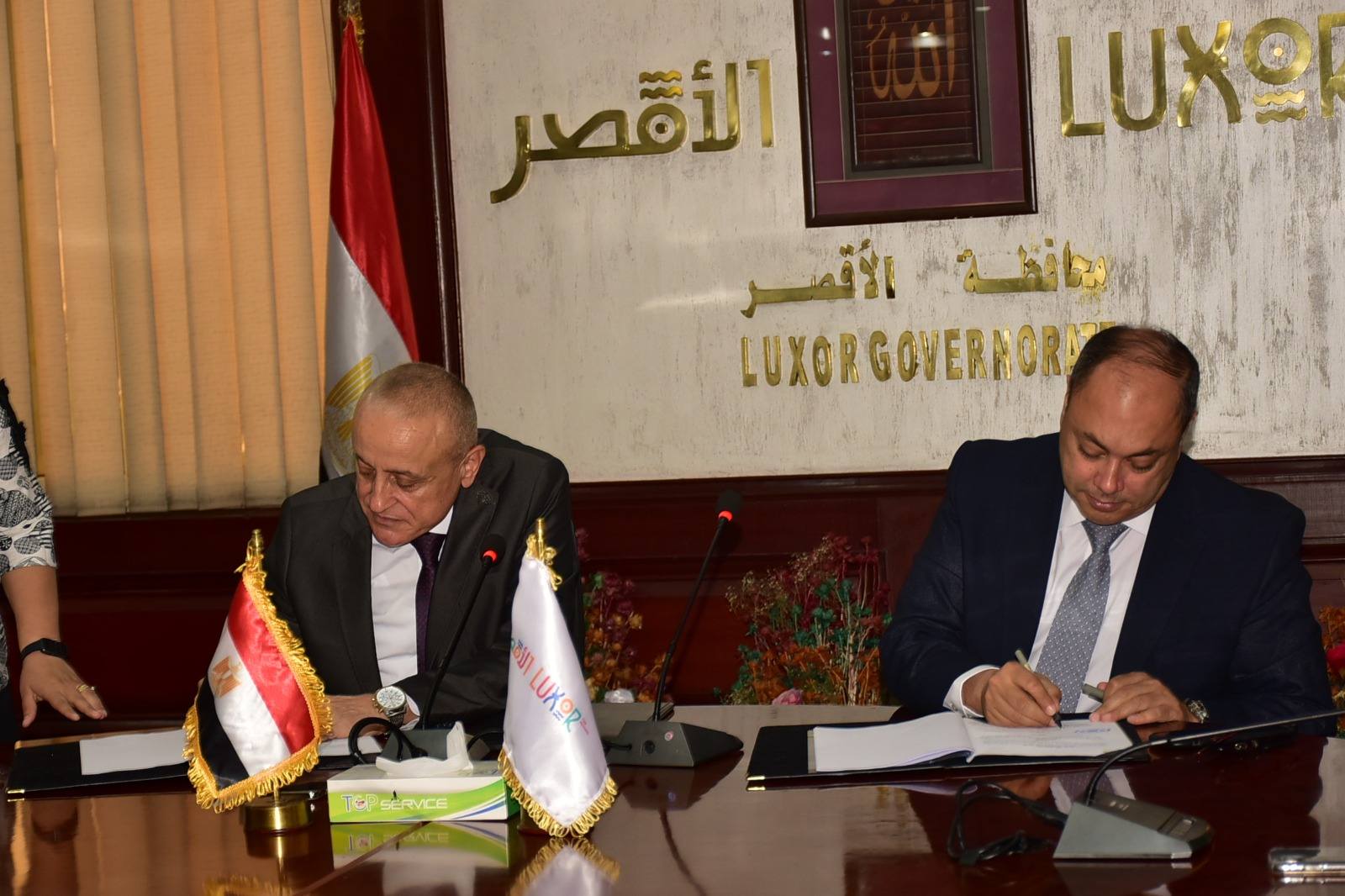 محافظ الأقصر ورئيس هيئة تنمية الصعيد يوقعان عقود إنشاء مشروع مجمع