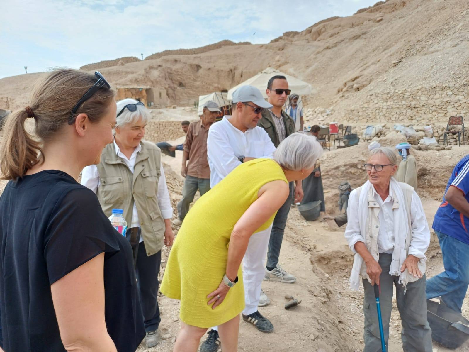 جانب من جولات المستشارة الفيدرالية السويسرية لأعمال البعثات غرب الاقصر جانب من جولات المستشارة الفيدرالية السويسرية لأعمال البعثات غرب الاقصر