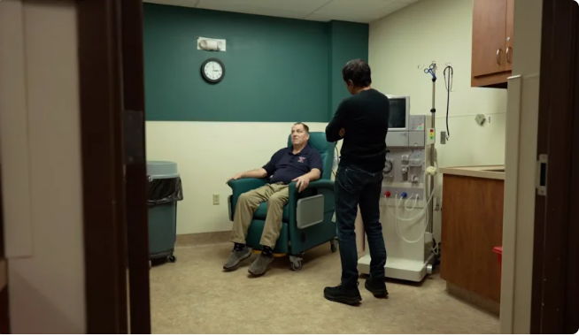 تيم اندروز يعود لغسيل الكلى