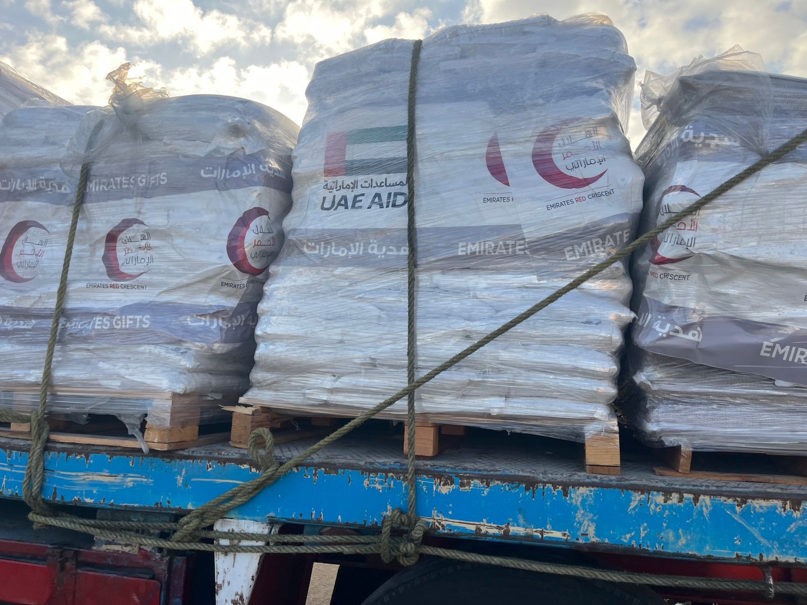 قوافل المساعدات الإنسانية المصرية