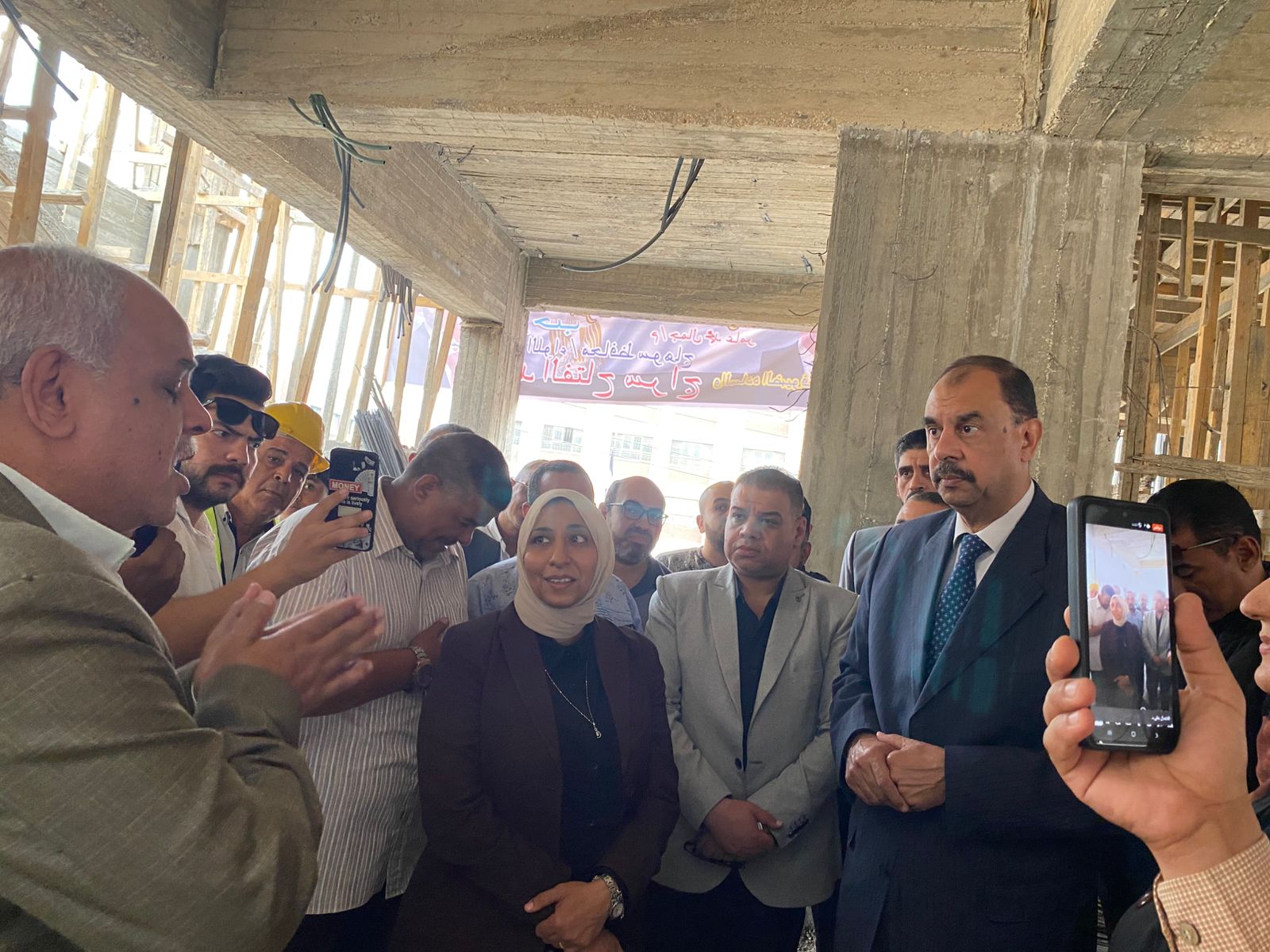 المحافظ يستع للشرح