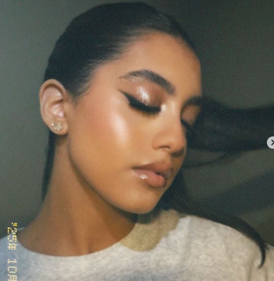 ايه عبد الحميد تستعرض مكياج ياسمينا العبد في حفل افتتاح المتحف الكبير