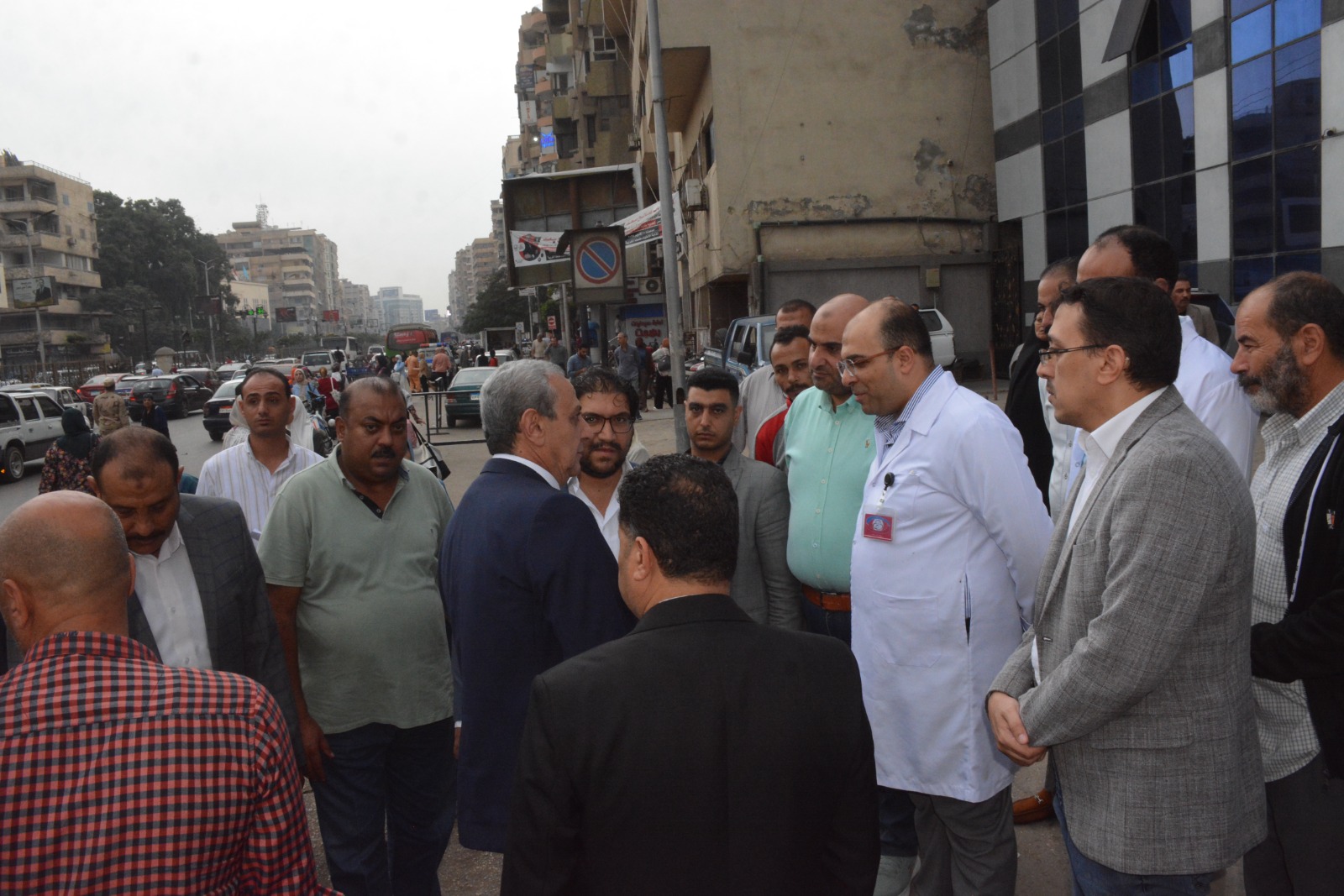 المحافظ يتفقد المجمع 