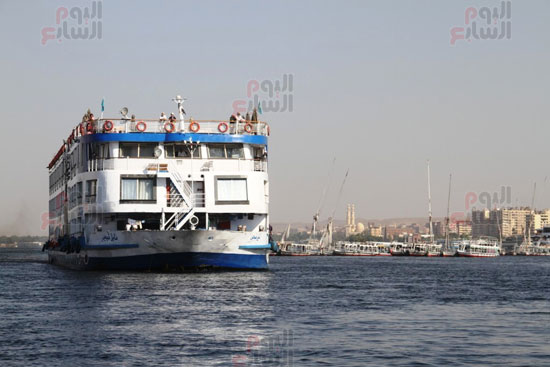 باخرة-سياحية-فى-وسط-النيل