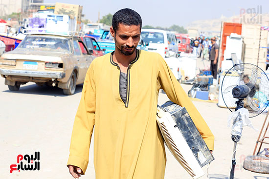 يحمل بعض من الخردة (2)