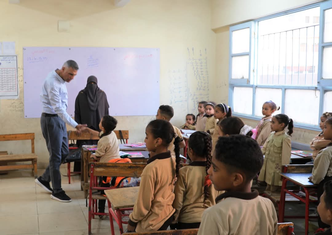 محافظ أسوان مع طلاب المدارس محافظ أسوان مع طلاب المدارس