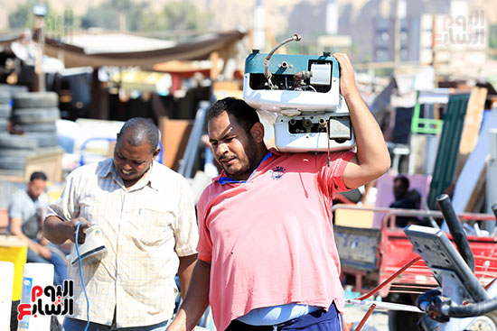 يحمل بعض من الخردة