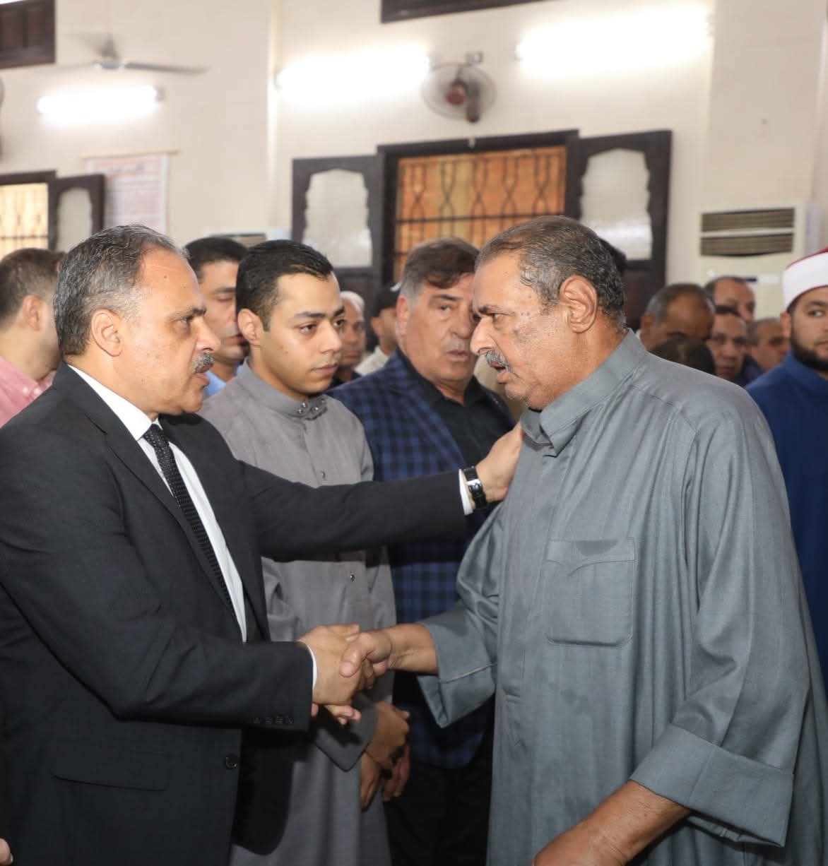 محافظ الشرقية يؤدي واجب العزاء لاسرة رئيس. المدينة