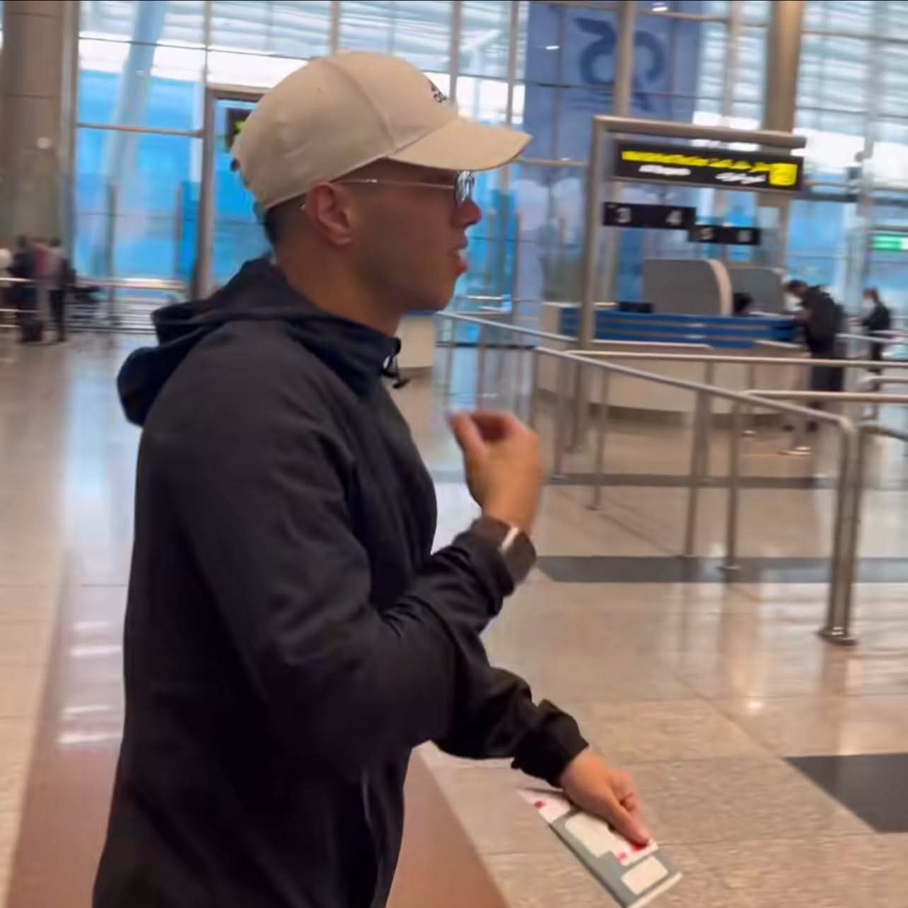 امام عاشور لاعب الاهلي في المطار