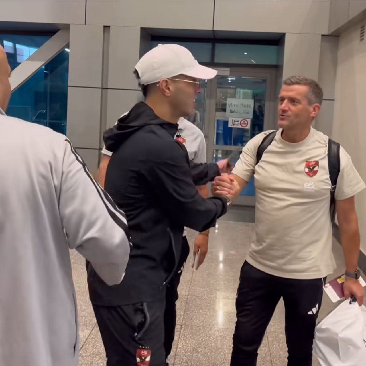 امام عاشور لاعب الاهلي مع الجهاز الفني