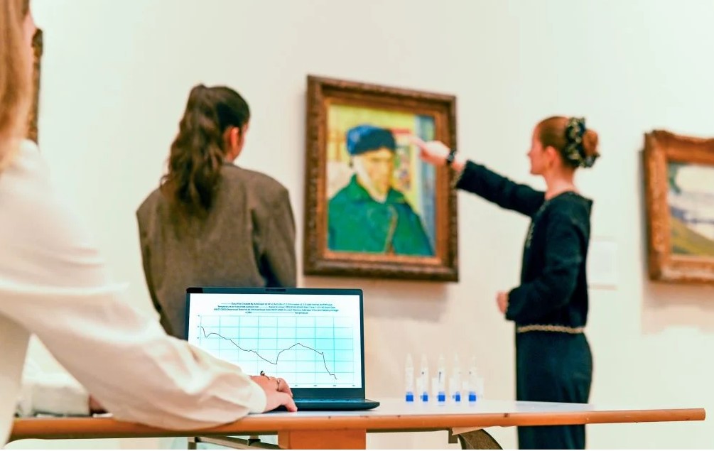 أحد المشاركين فى الدراسة يراقب لوحة فان جوخ