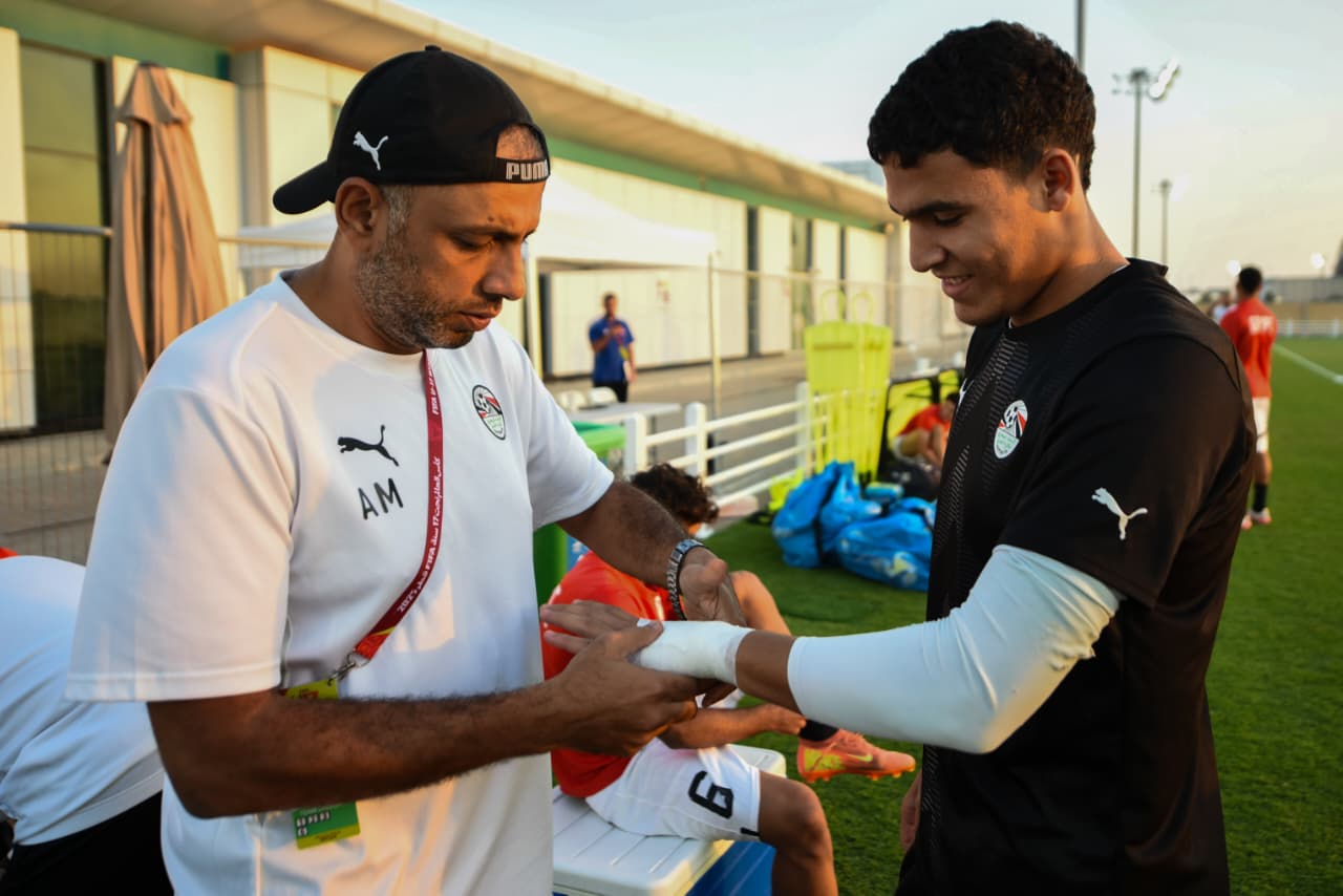 طبيب المنتخب مع أحد اللاعبين