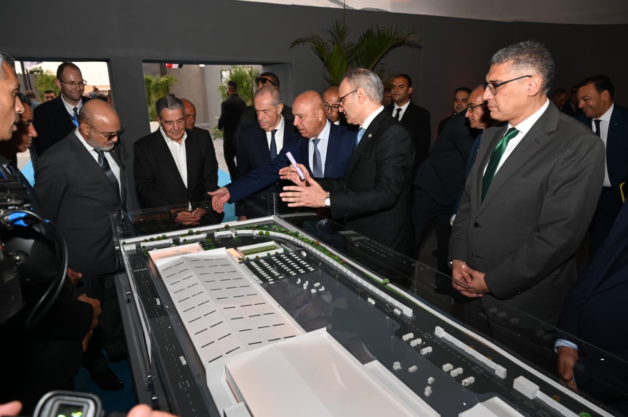 وضع حجر الأساس لمصنع ماك الجديد (3)