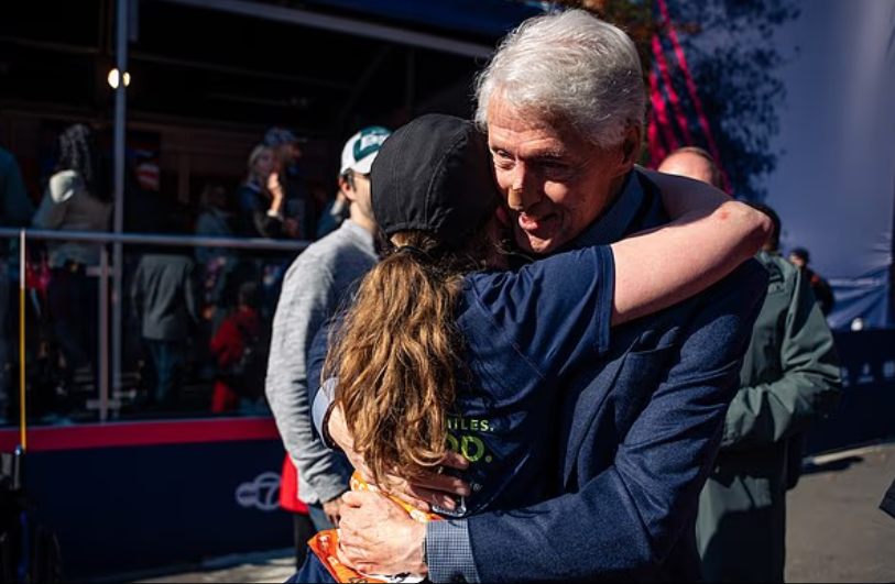 بيل كلينتون  يحتضن ابنته