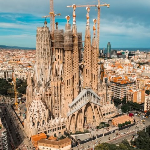 كنيسة ساغرادا فاميليا فى برشلونة
