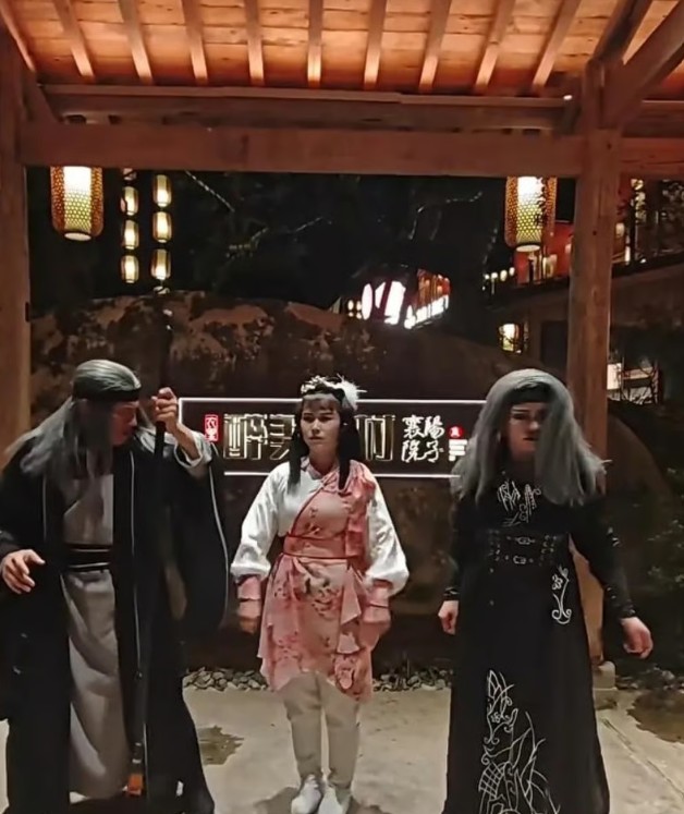 شخصيات شريرة تقدم الطعام للزبائن 