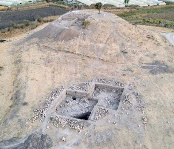 بقايا مبنى عمره 5000 عام بقايا مبنى عمره 5000 عام