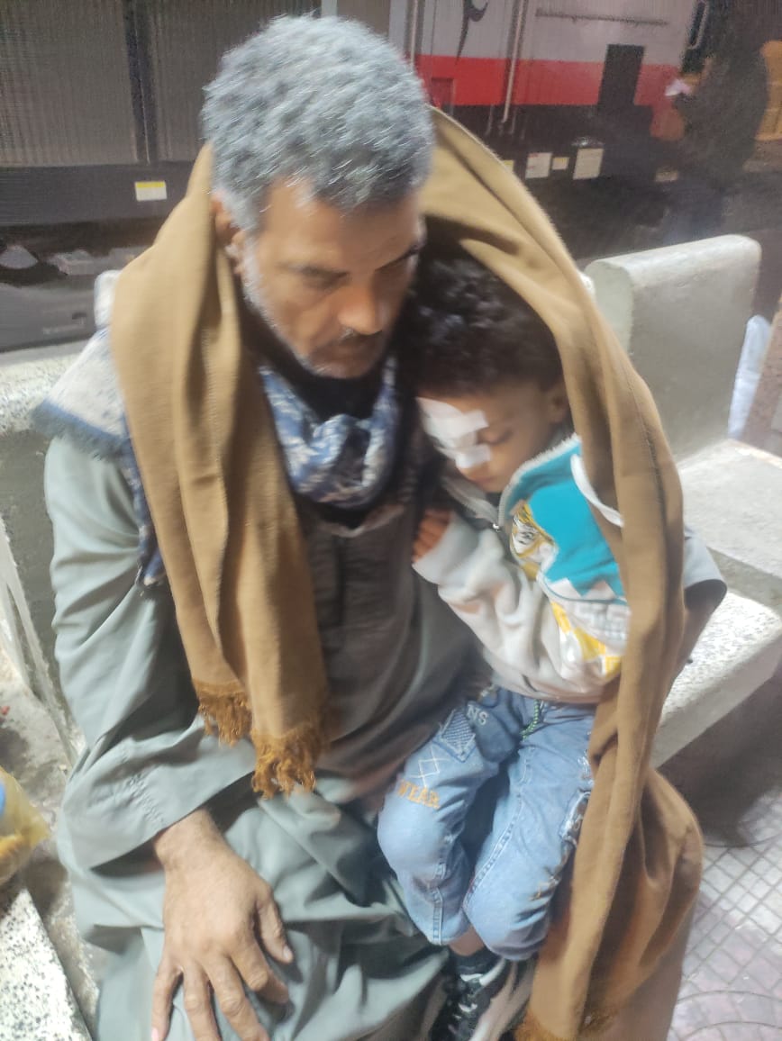 صورة تلميذ نجع حمادي فى طريقه للعلاج تشعل تعاطف أهالى قنا