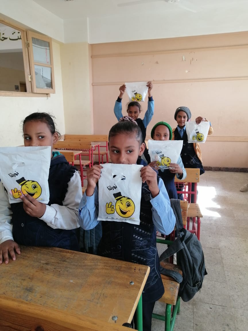 مُعلمة فصل في غرب الأقصر تشجع وتحفز تلاميذها المتفوقين بالهدايا المجانية