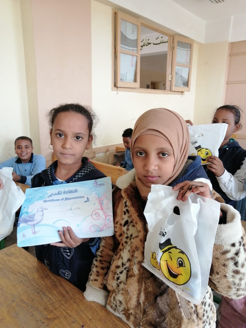 تشجيع وتحفيز التلاميذ المتفوقين بالهدايا المجانية فى القرنة