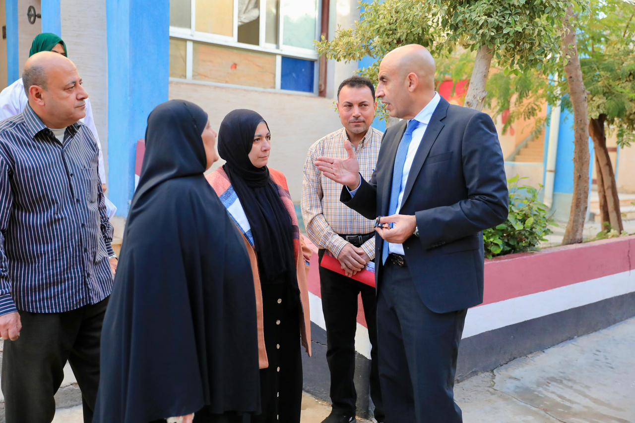 وزير التعليم خلال الجولة 