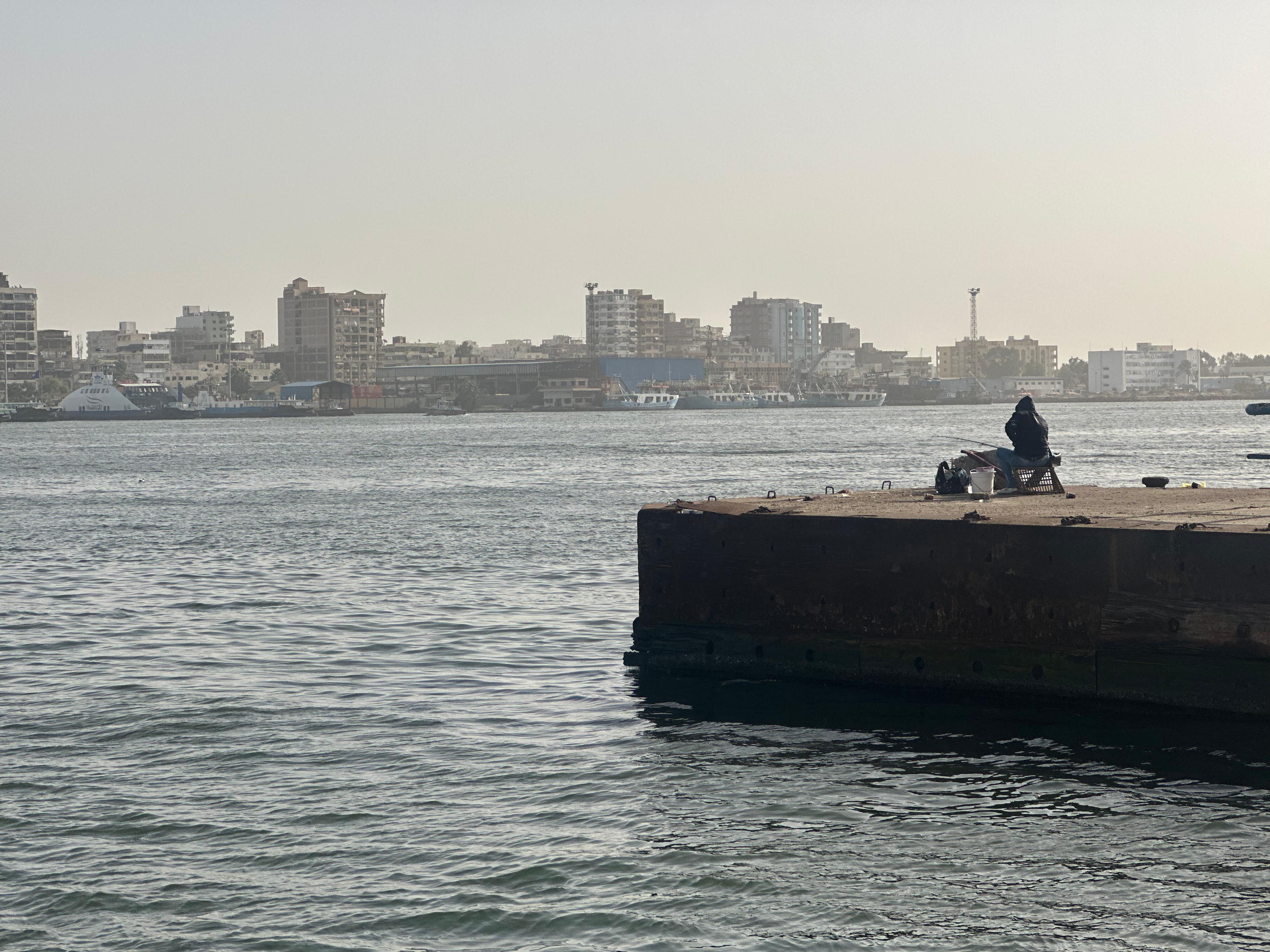 الصياد يجلس ع الصفه