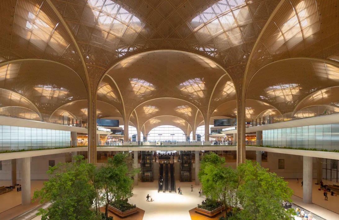 الطبيعة داخل المطار