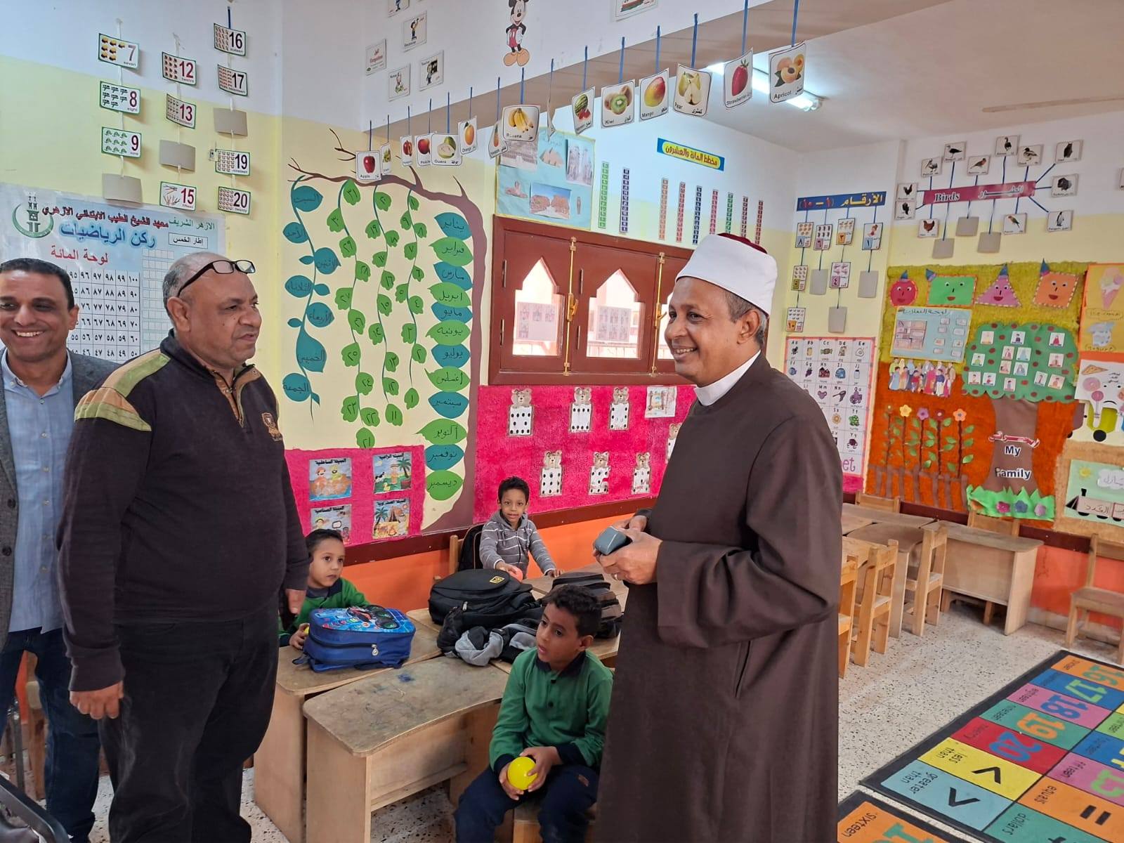 جولة رئيس المنطقة لمتابعة سير الإختبارات الشهرية في معهد الأقصر الجديد