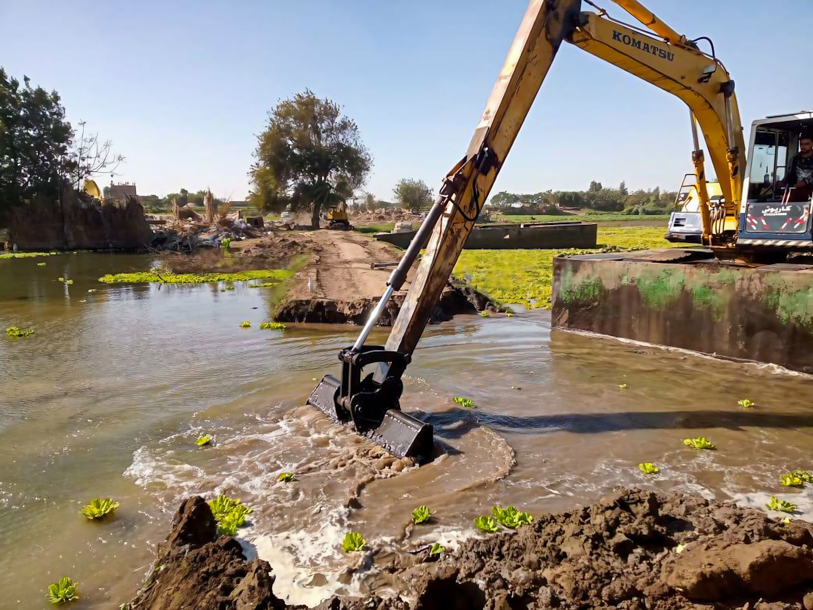 إزالة ردم فى نهر النيل بالمنوفية