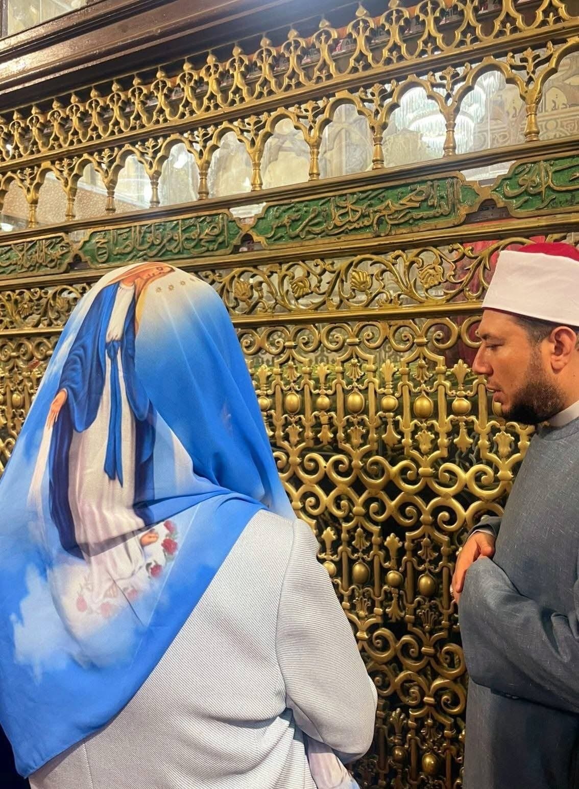 طرحة عليها صورة السيدة مريم