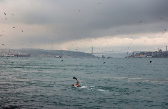 غواصون يتحدون الطقس (5)