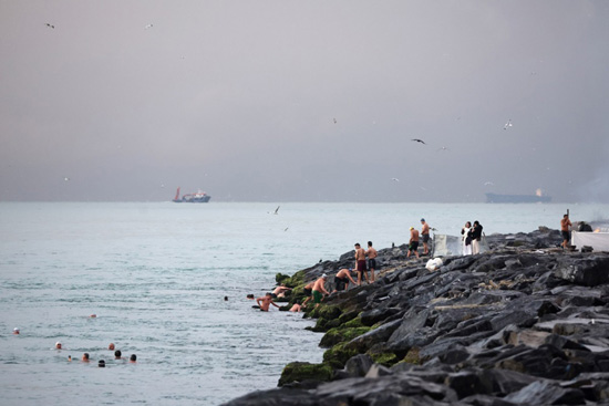 غواصون يتحدون الطقس (9)