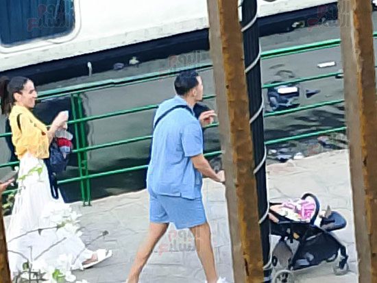 اسرة-تصطحب-صغيرها-لزيارة-اسوان