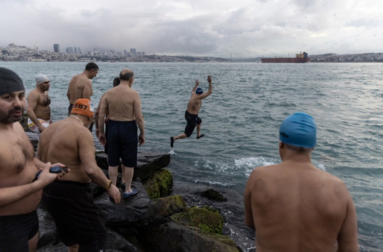 غواصون يتحدون الطقس (8)