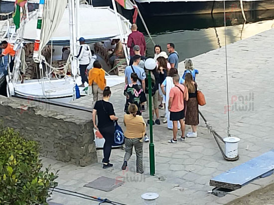 مركب-نيلي-يحمل-سياح